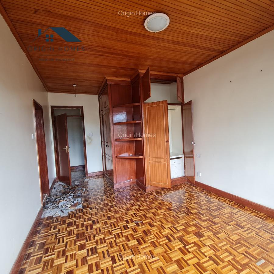 5 Bed Townhouse with En Suite at Lavington - 4