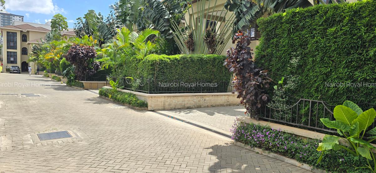 5 Bed House with En Suite at Lavington Green - 4