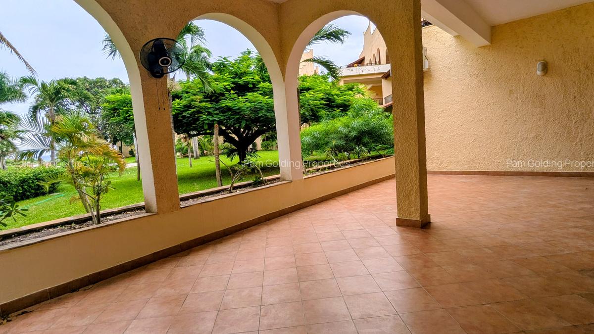 3 Bed Apartment with En Suite at Greenwood Drive - 5