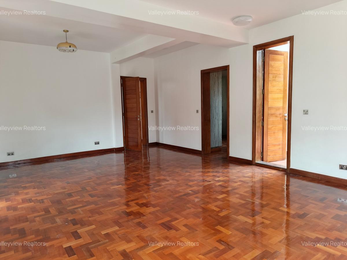 6 Bed Townhouse with En Suite at Lavington - 15
