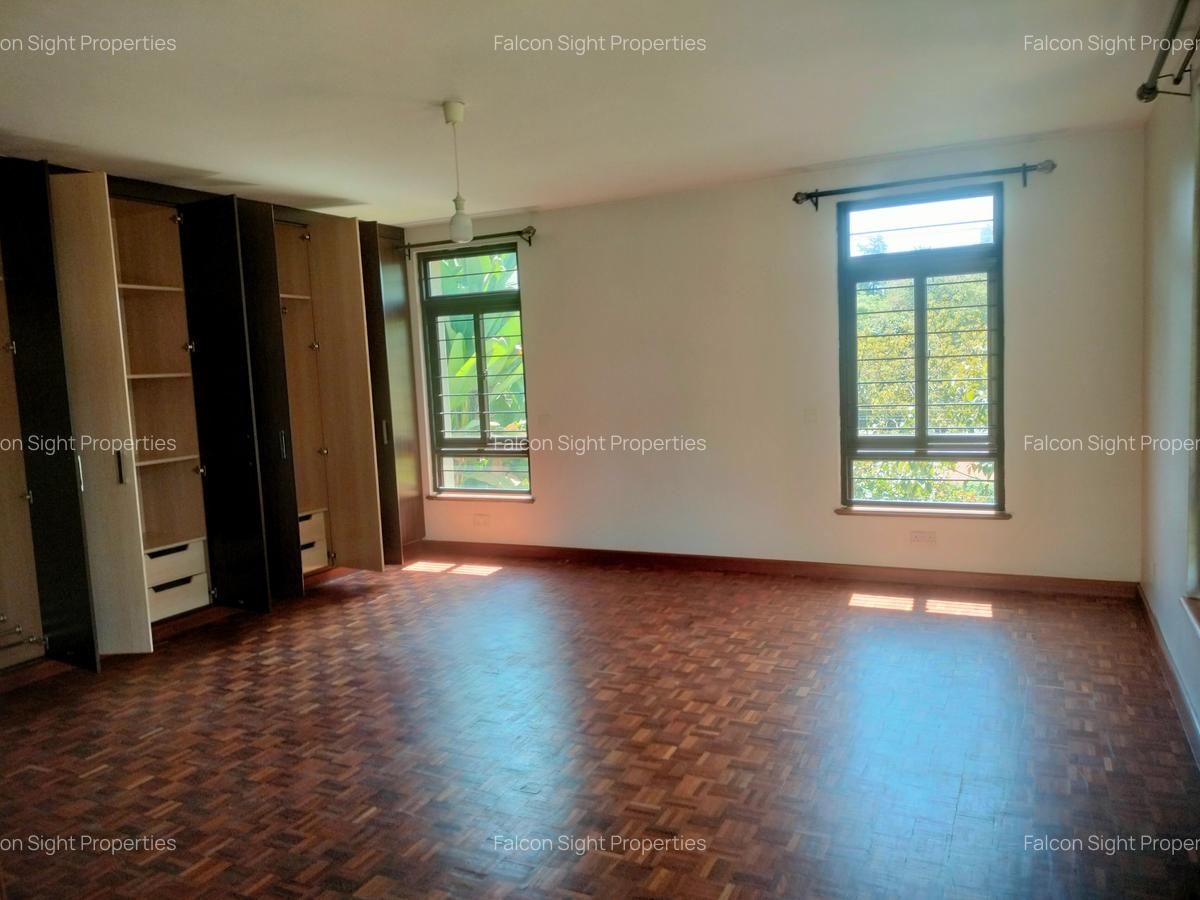 5 Bed Townhouse with Garden at Situated In Ambiance Neighborhood - 17