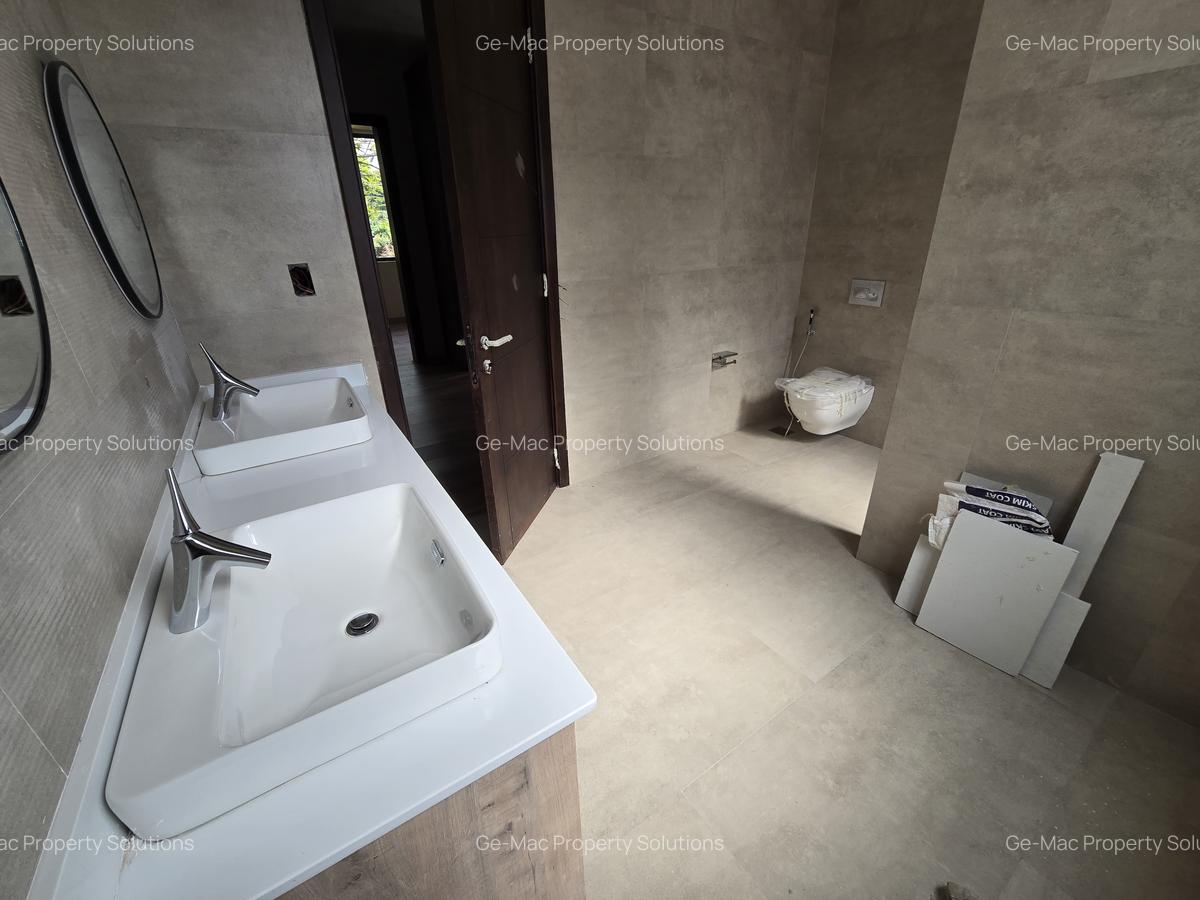 5 Bed House with En Suite in Lavington - 3