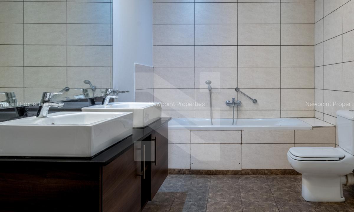 5 Bed Villa with En Suite in Rosslyn - 4