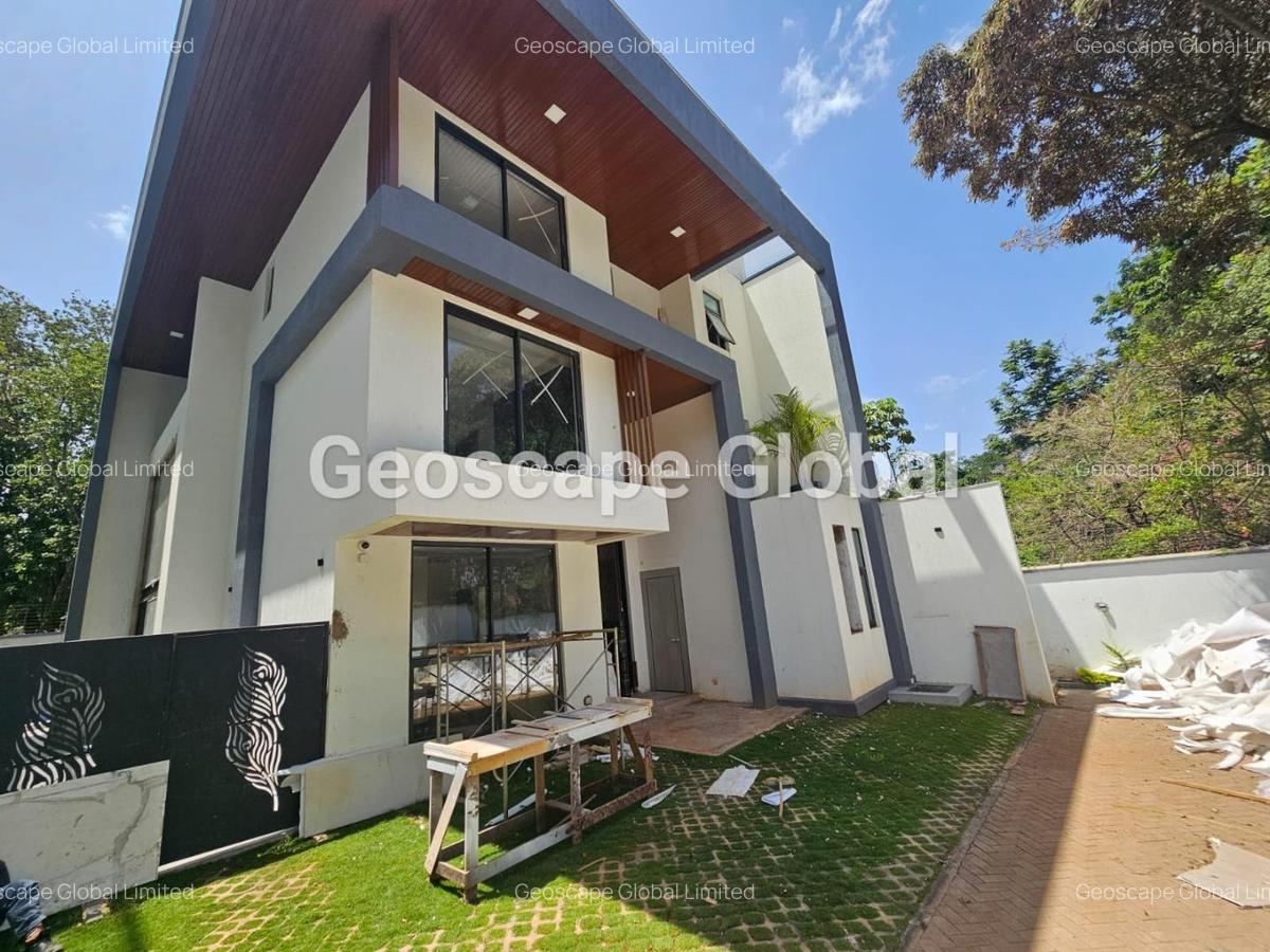 5 Bed House with En Suite in Lavington - 1