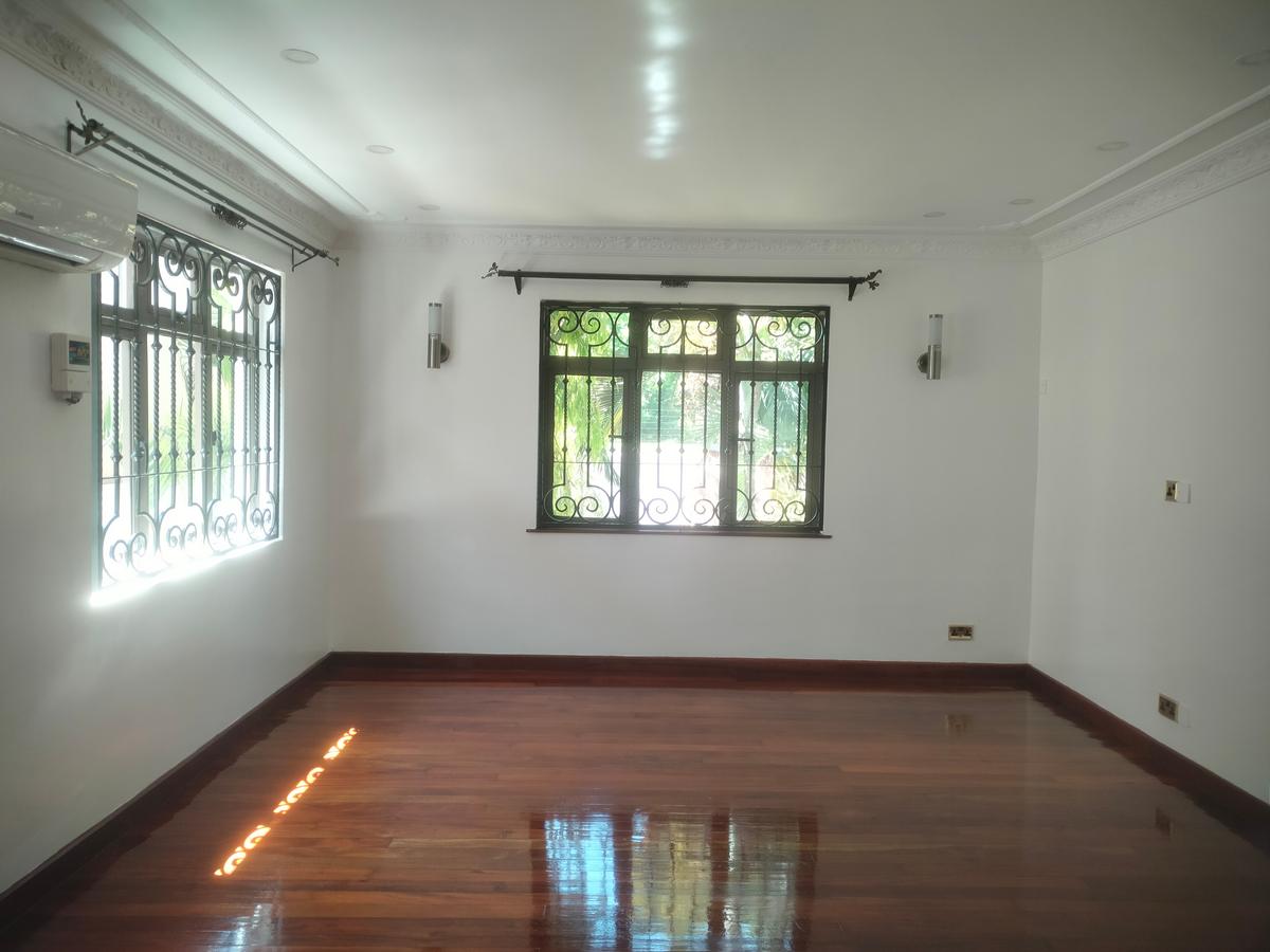 5 Bed House with Swimming Pool at Few Minutes Drive To Gigiri At $5000 - 7