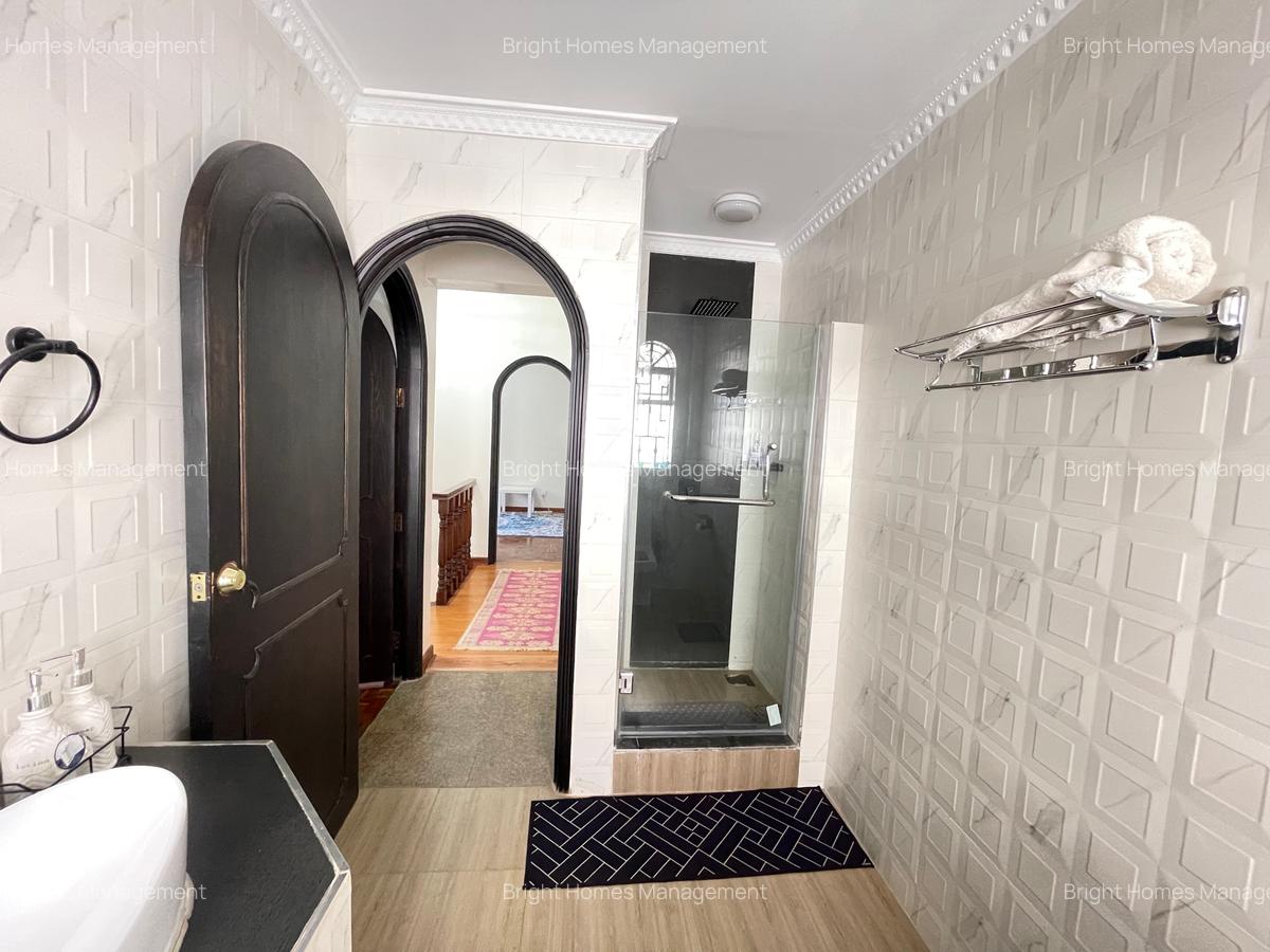 5 Bed Townhouse with Swimming Pool in Riverside - 10