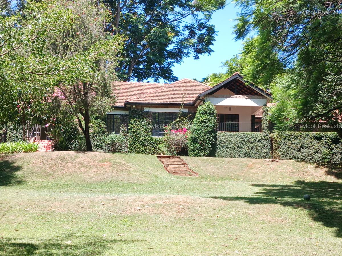 4 Bed House with En Suite at Lavington - 1