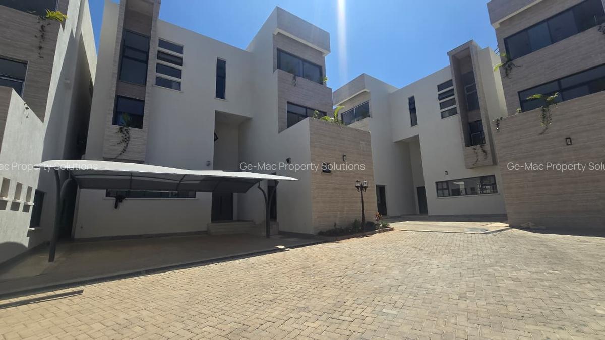 5 Bed House with En Suite in Lavington - 12