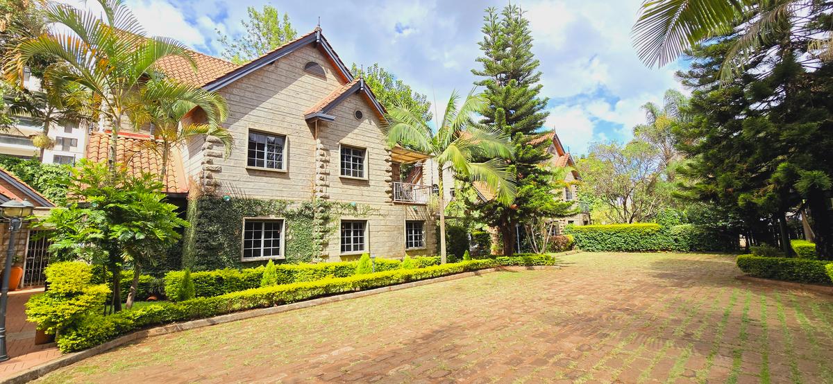 5 Bed Townhouse with En Suite at Othaya Road - 5