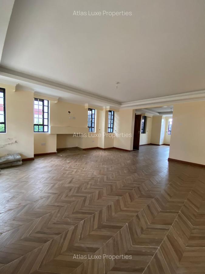 5 Bed Townhouse with En Suite in Garden Estate - 2