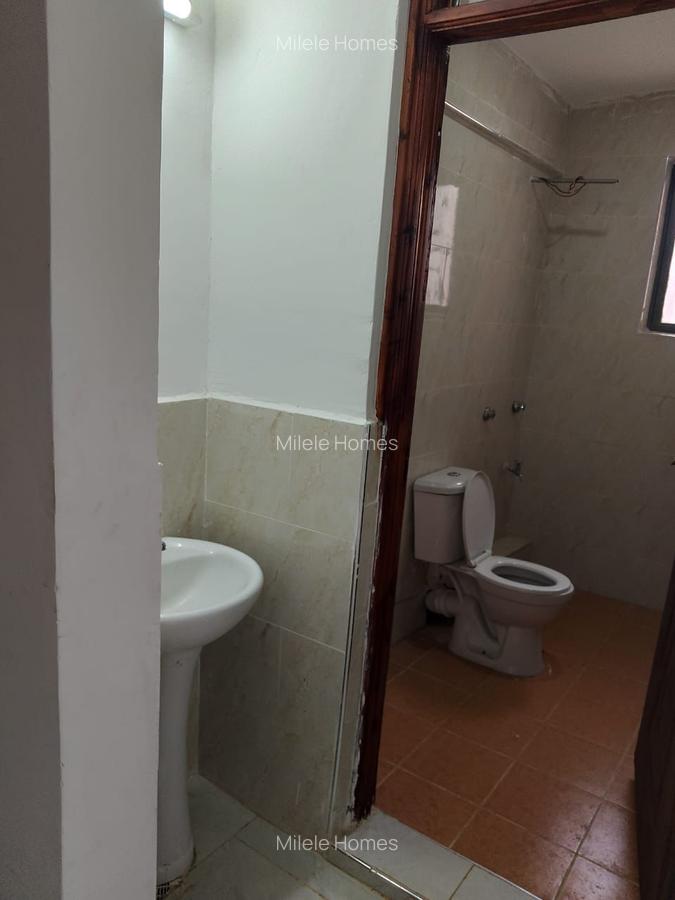 Serviced 2 Bed Apartment with En Suite in Garden Estate - 10