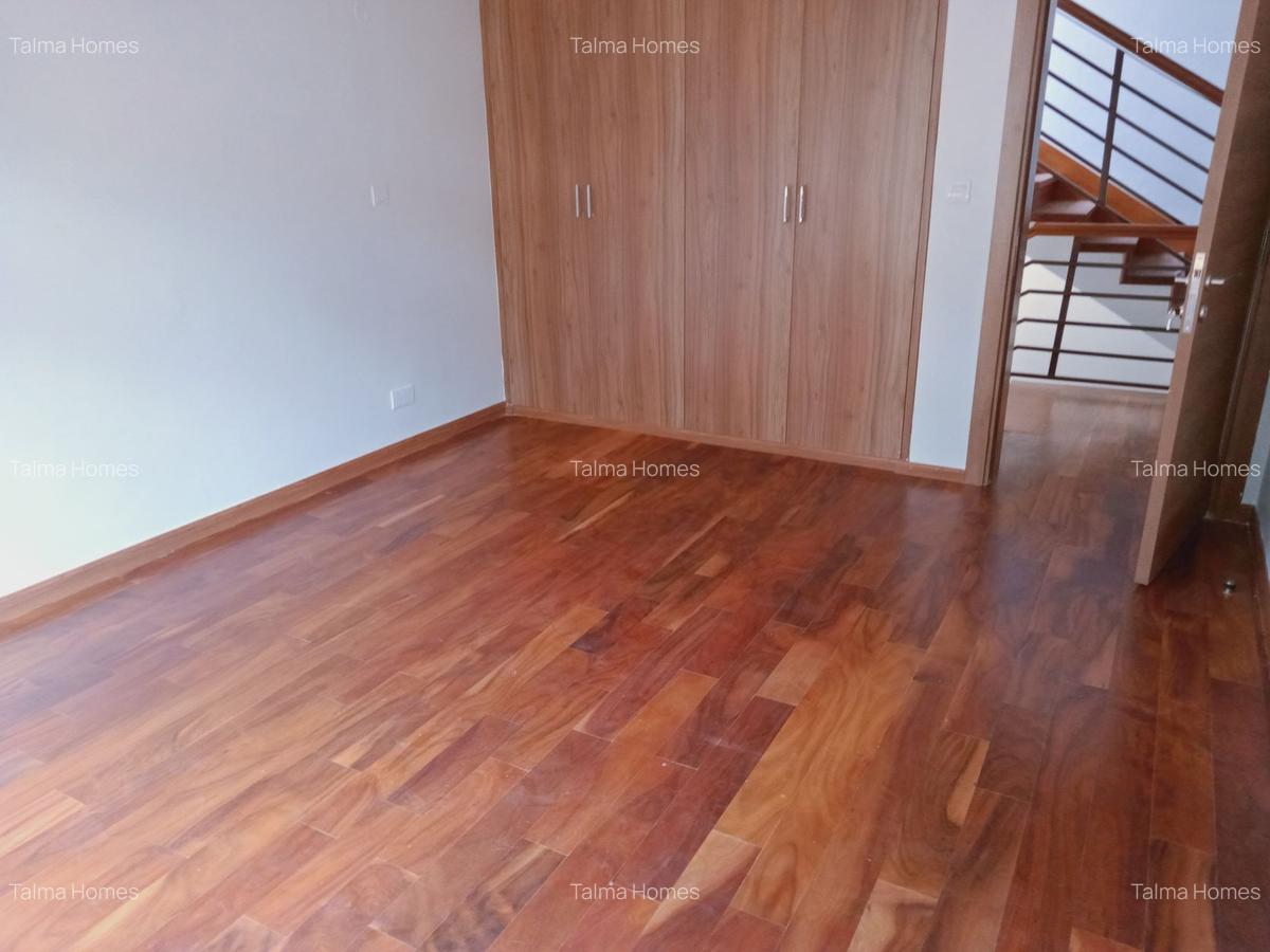 5 Bed Townhouse with En Suite at Lavington - 15