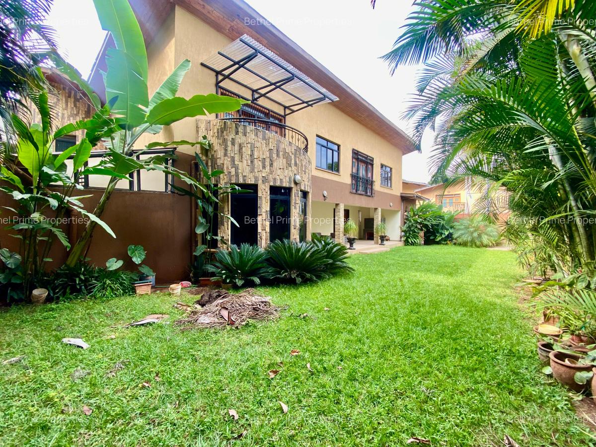 5 Bed Villa with En Suite in Kyuna - 3