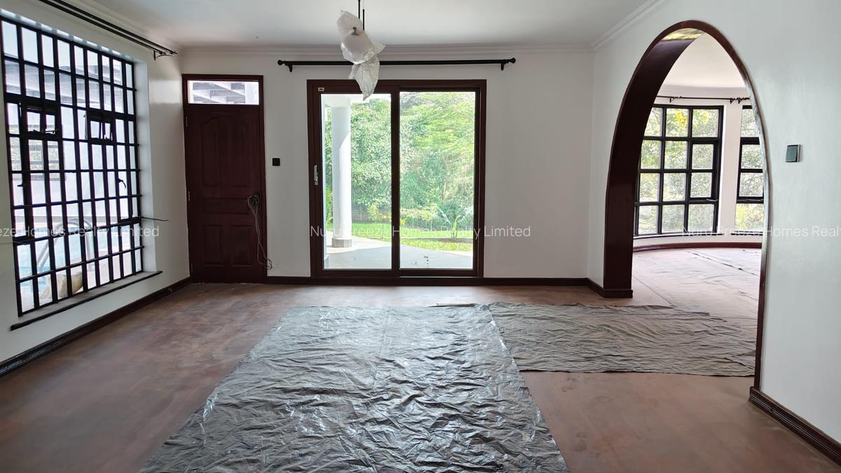 5 Bed House with En Suite in Ridgeways - 4