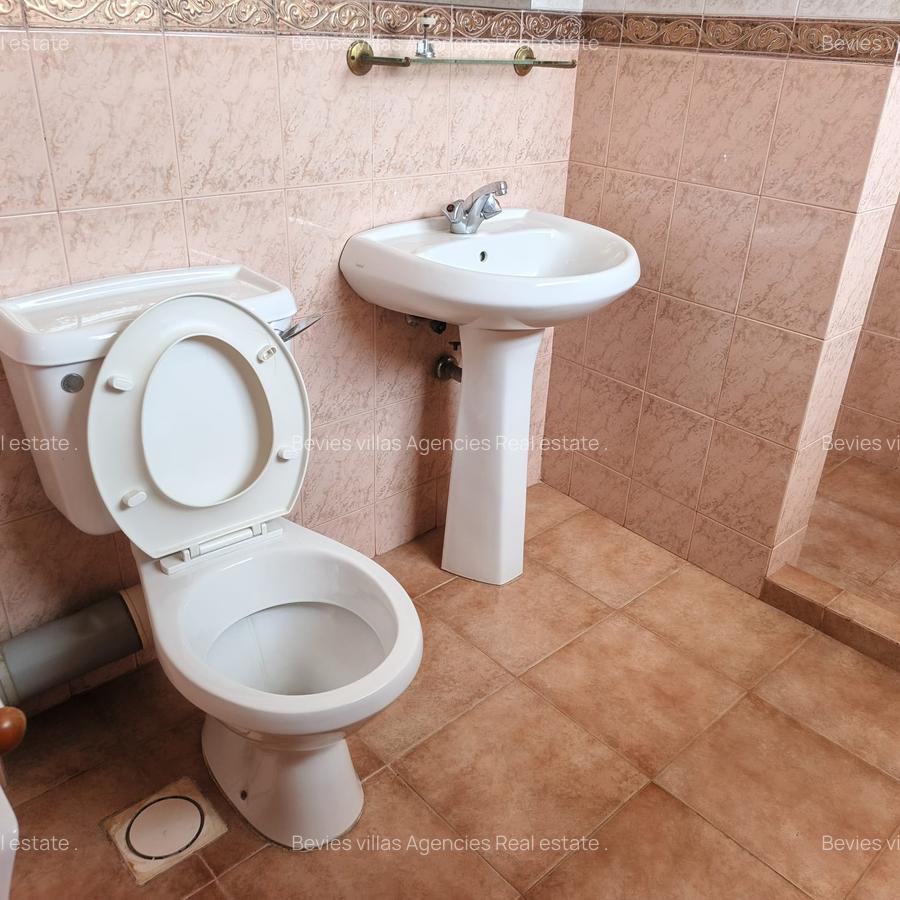 5 Bed Villa with En Suite in Spring Valley - 11