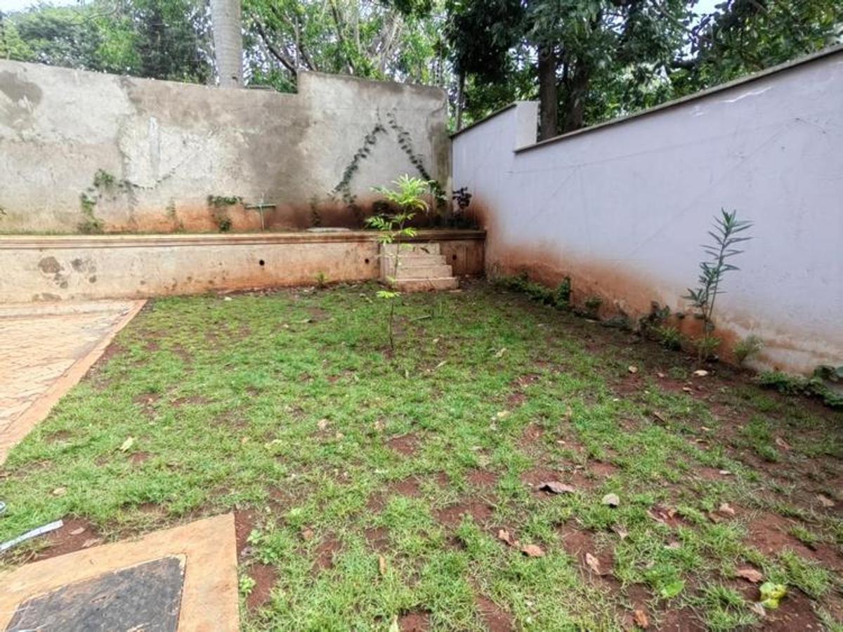 5 Bed Townhouse with En Suite at Lavington - 2