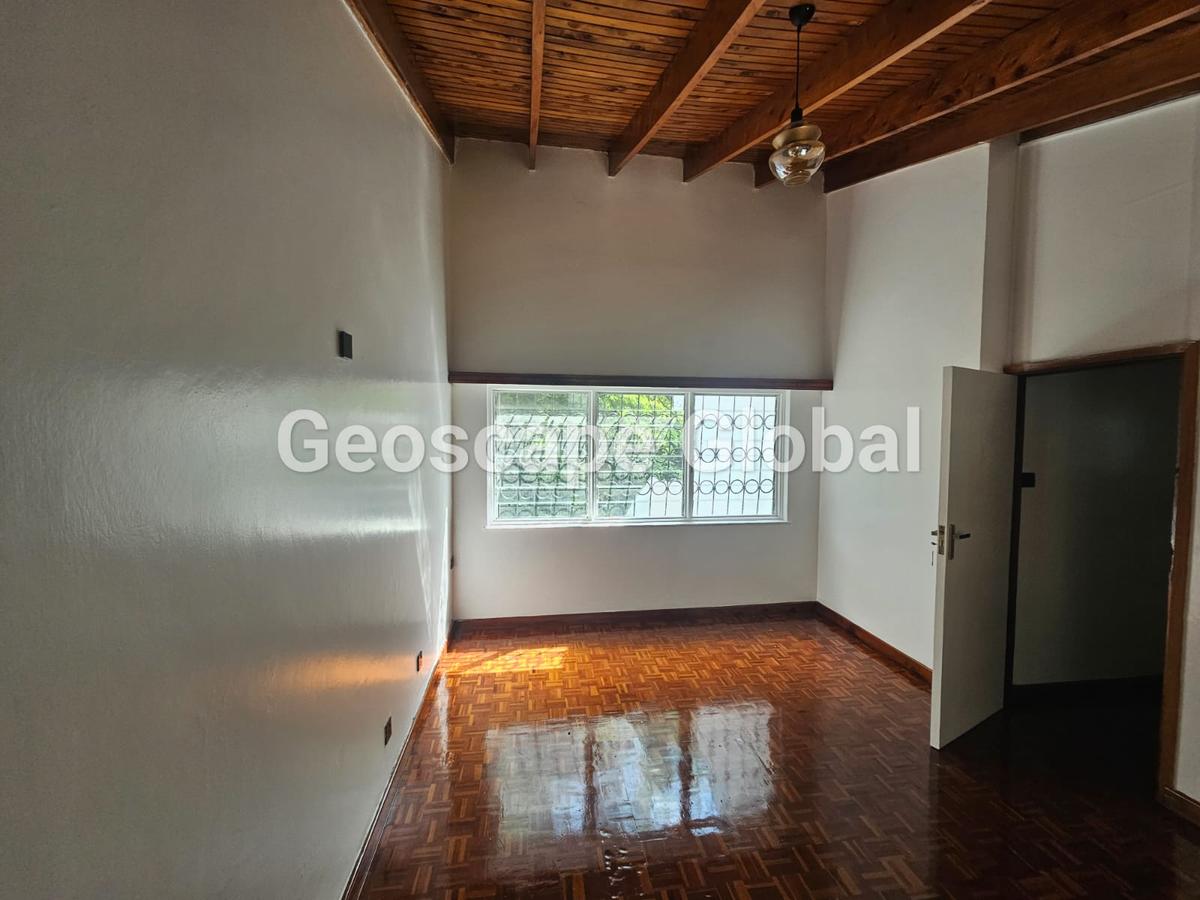 4 Bed House with En Suite in Rosslyn - 14