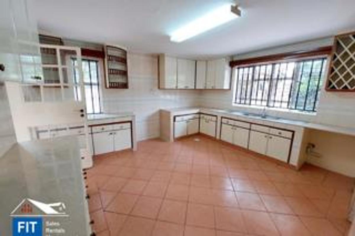 5 Bed Townhouse with En Suite at Lavington Green - 5