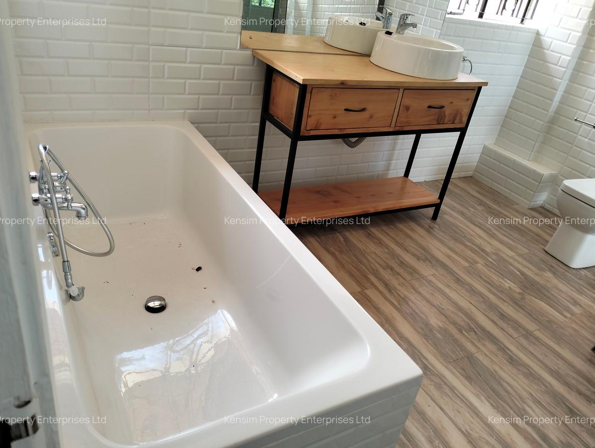 6 Bed House with En Suite in Lavington - 15