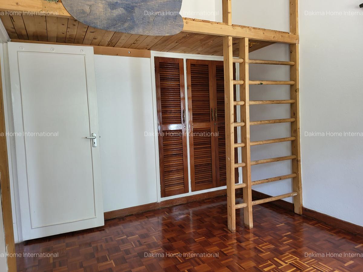 4 Bed House with En Suite in Hill View - 12