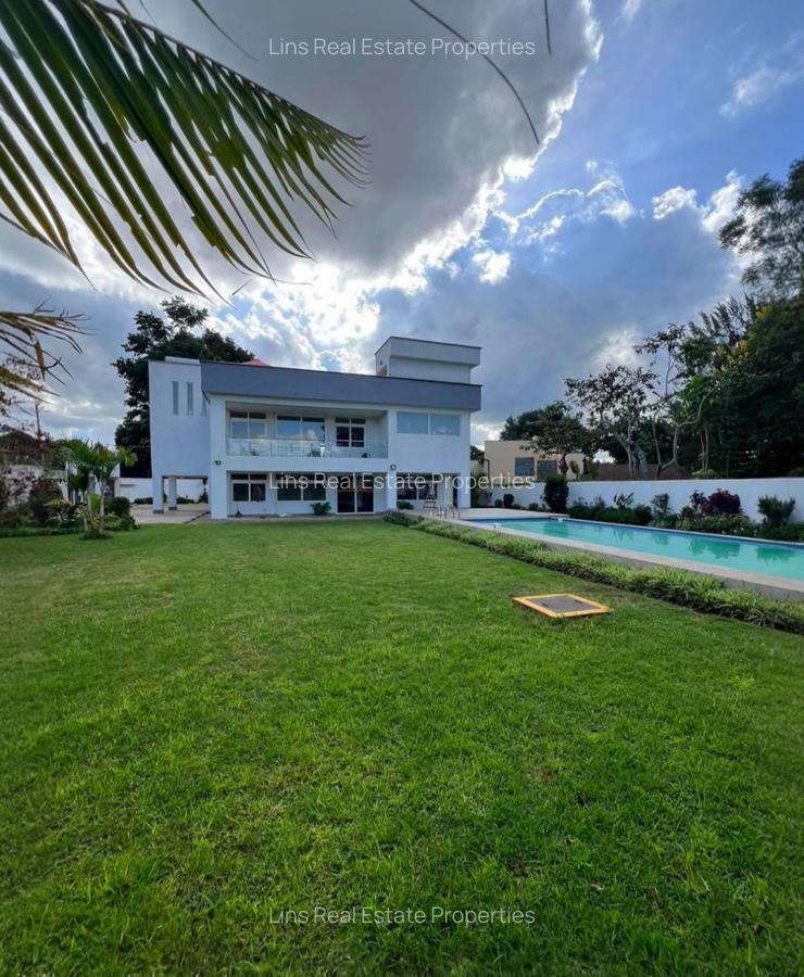 5 Bed House with En Suite in Runda - 1