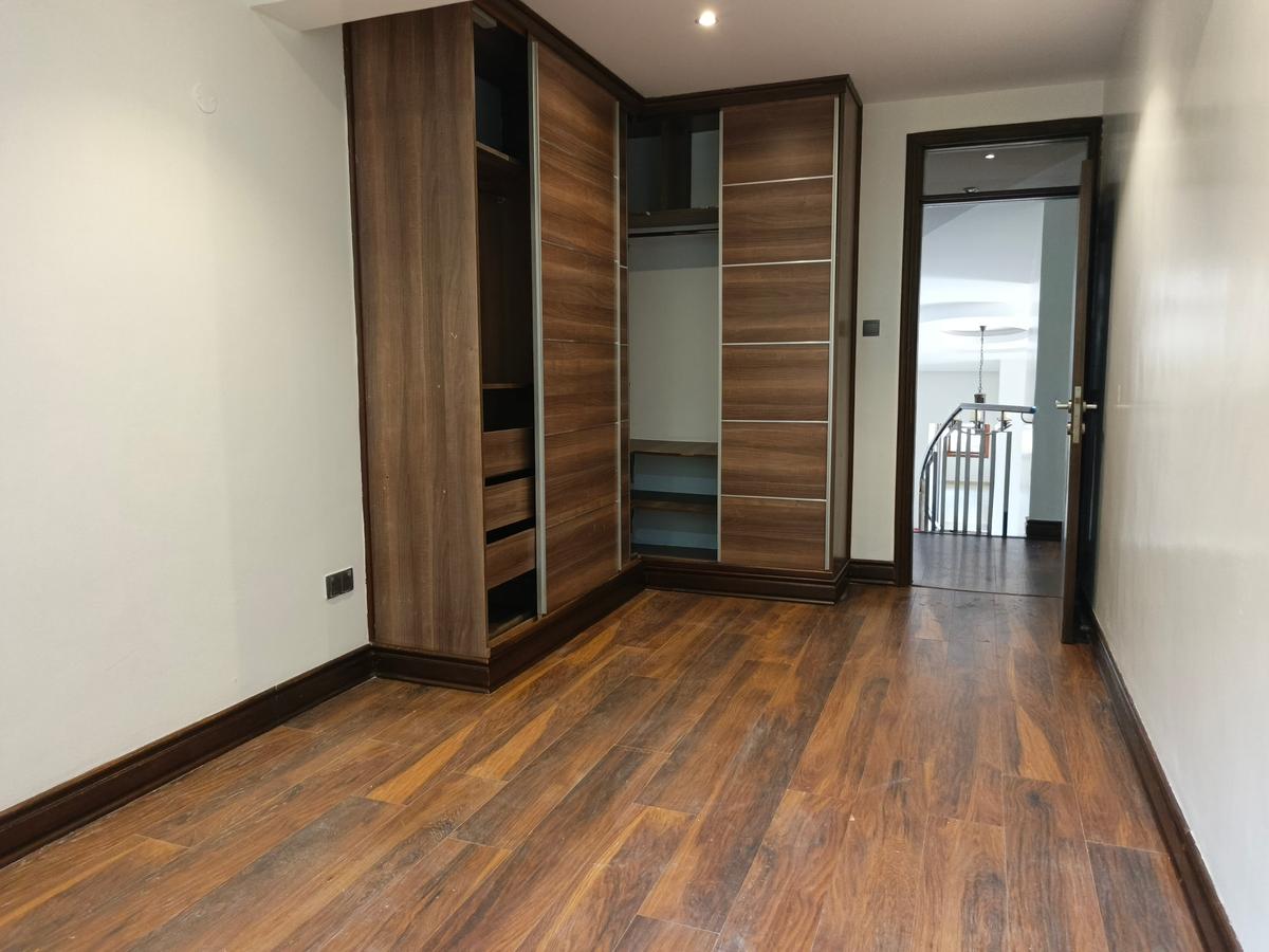 6 Bed House with En Suite in Kyuna - 13