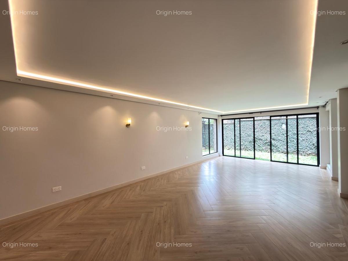 6 Bed Townhouse with En Suite at Lavington - 3