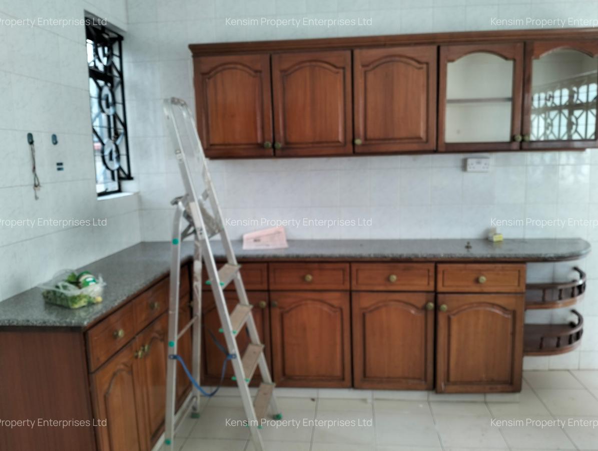 4 Bed Townhouse with En Suite in Lavington - 2