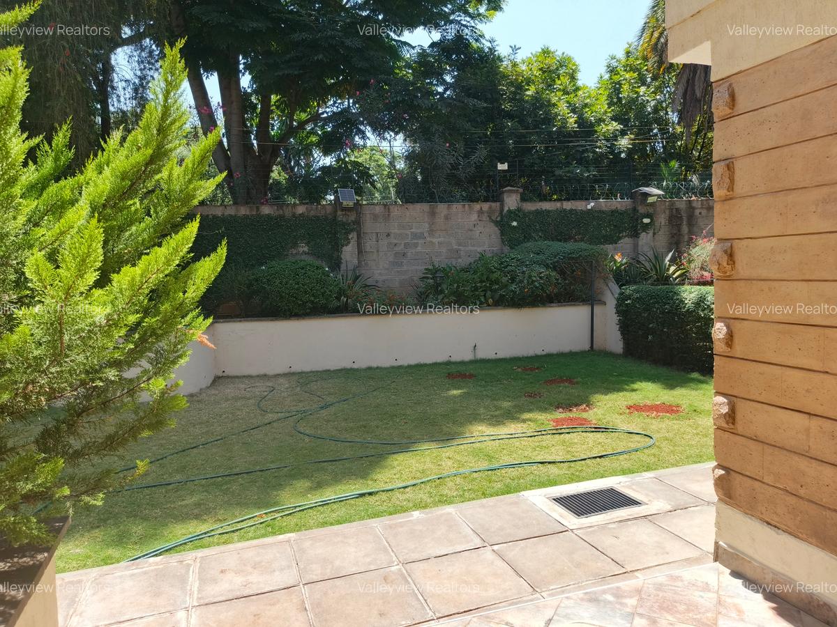 5 Bed Townhouse with En Suite at Lavington - 4