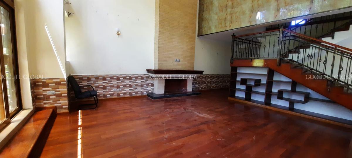 5 Bed Townhouse with En Suite at Lavington - 2
