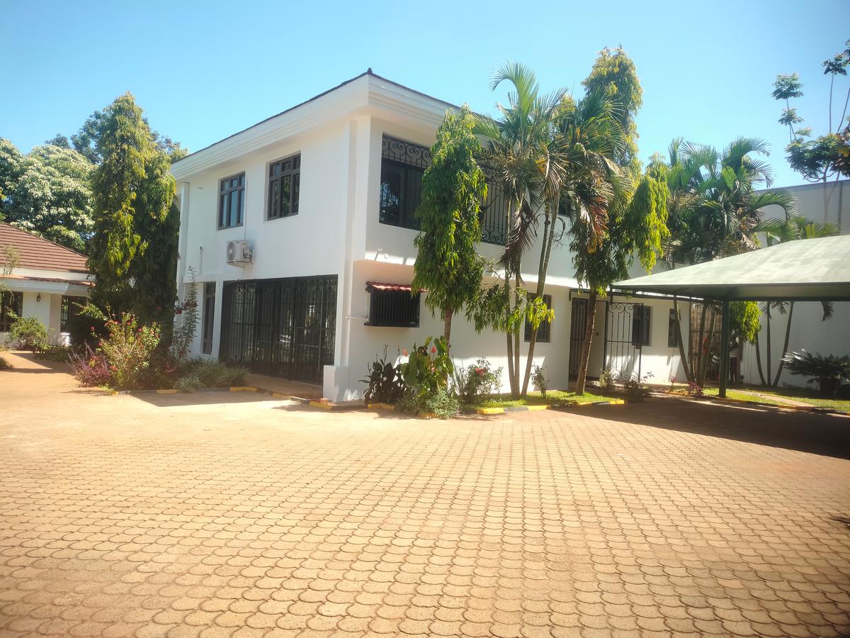 5 Bed House with Swimming Pool at Few Minutes Drive To Gigiri At $5000 - 5