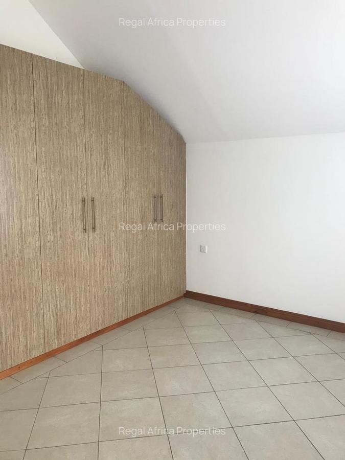 5 Bed House with En Suite at Garden Estate - 8