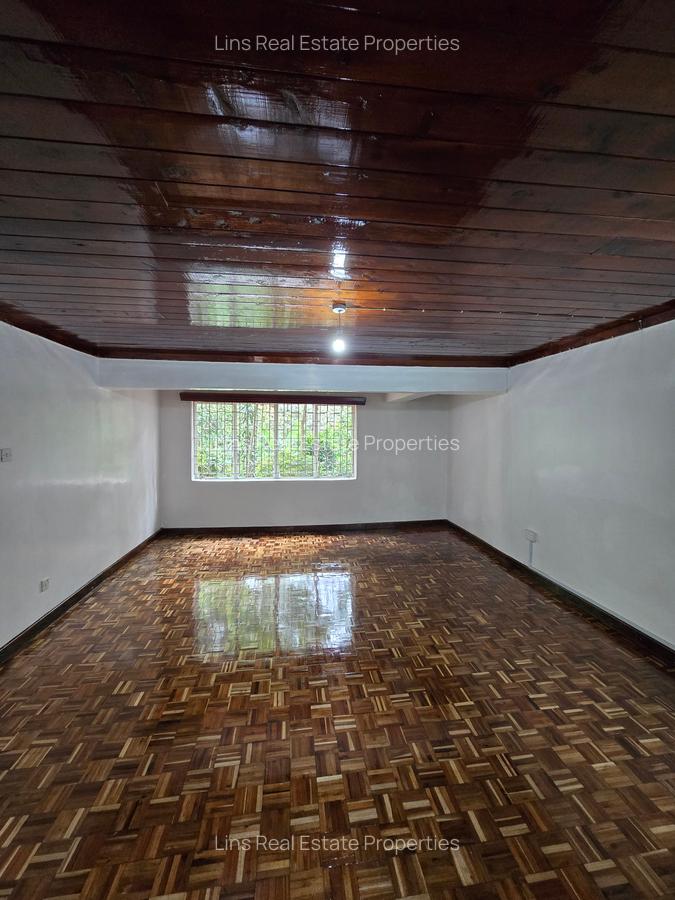 5 Bed House with En Suite in Lavington - 8