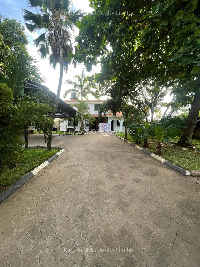 4 Bed Villa with En Suite in Nyali Area - 2