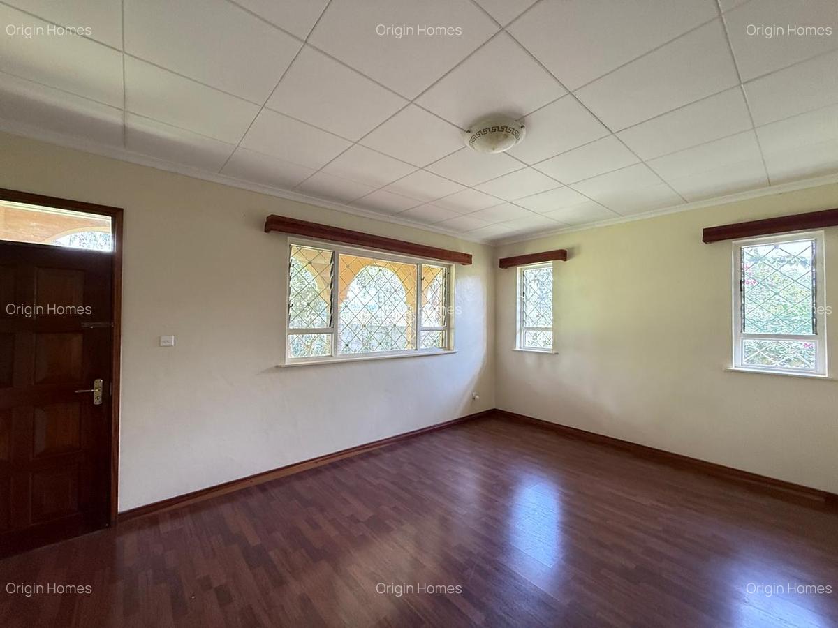 5 Bed House with En Suite in Lavington - 16