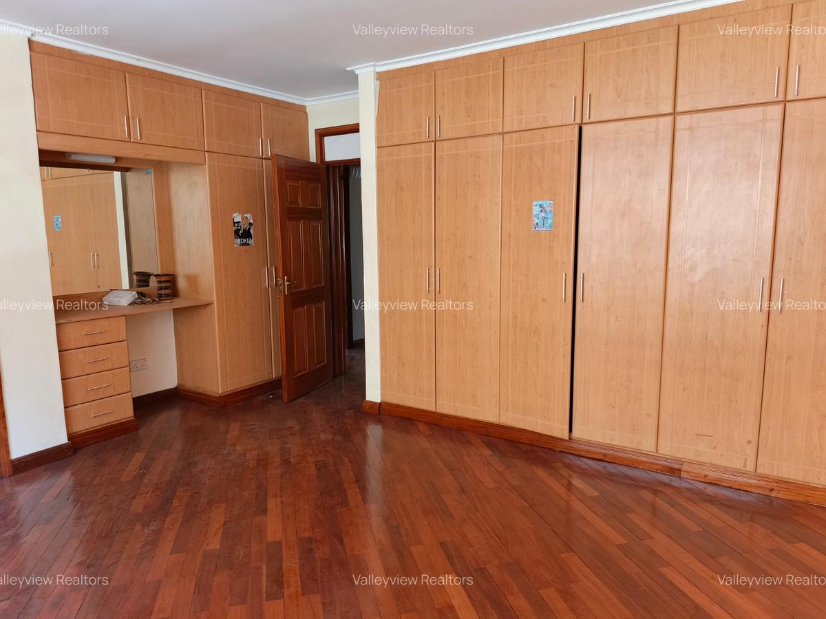 4 Bed Townhouse with En Suite at Lavington - 12