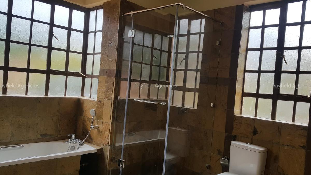 4 Bed House with En Suite in Rosslyn - 10