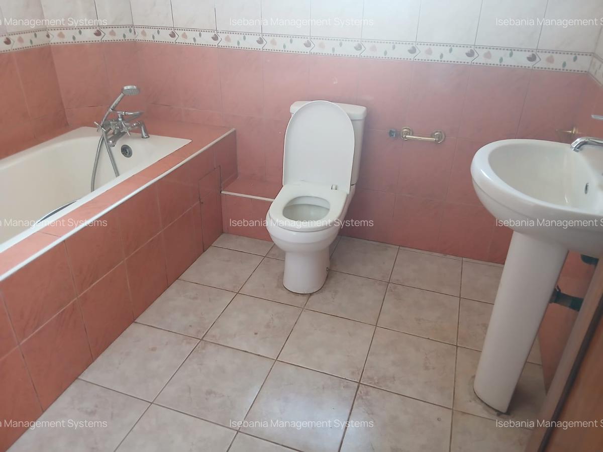 5 Bed House with En Suite at - 1