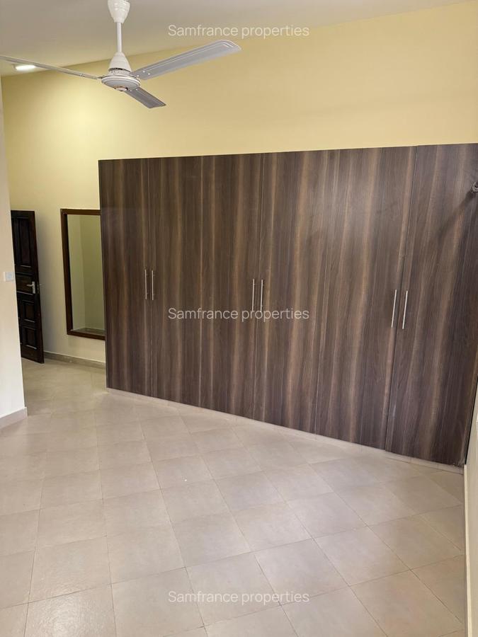 5 Bed Townhouse with En Suite at Greenwood - 12