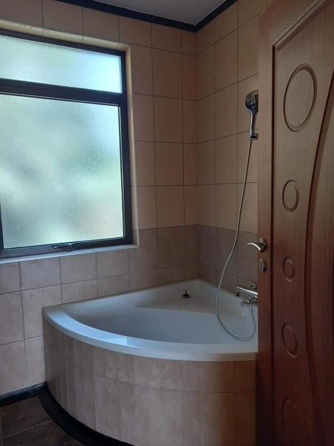 5 Bed Townhouse with En Suite at Lavington - 10