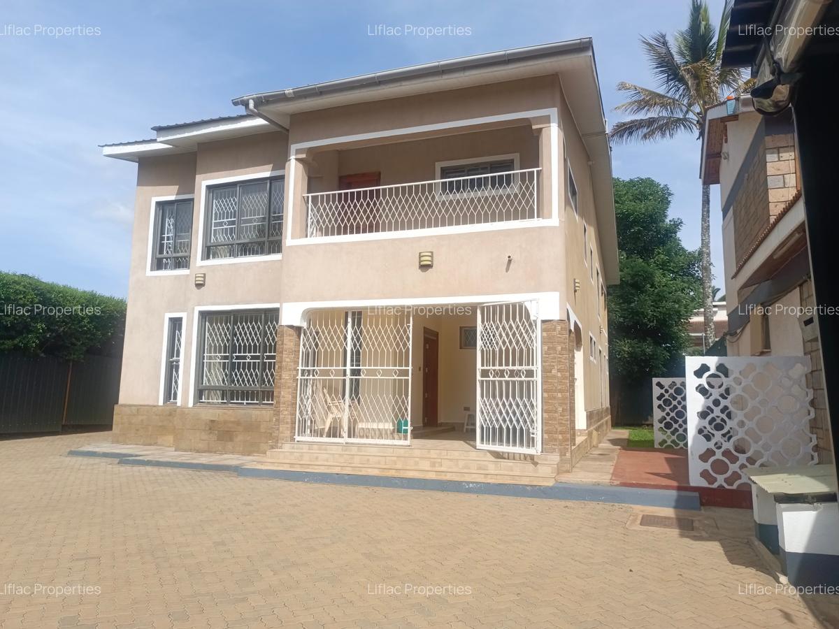 4 Bed House with En Suite in Ridgeways - 2