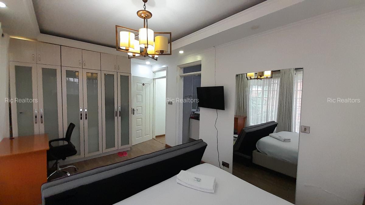 4 Bed Townhouse with En Suite at Lake Road - 20