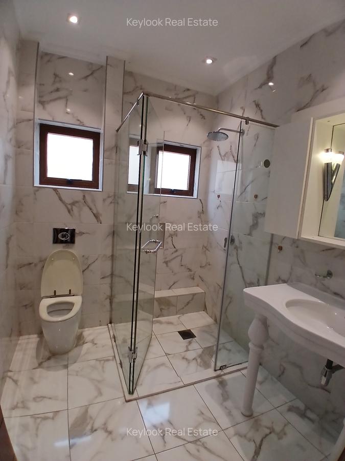 5 Bed Townhouse with En Suite at Lavington - 12