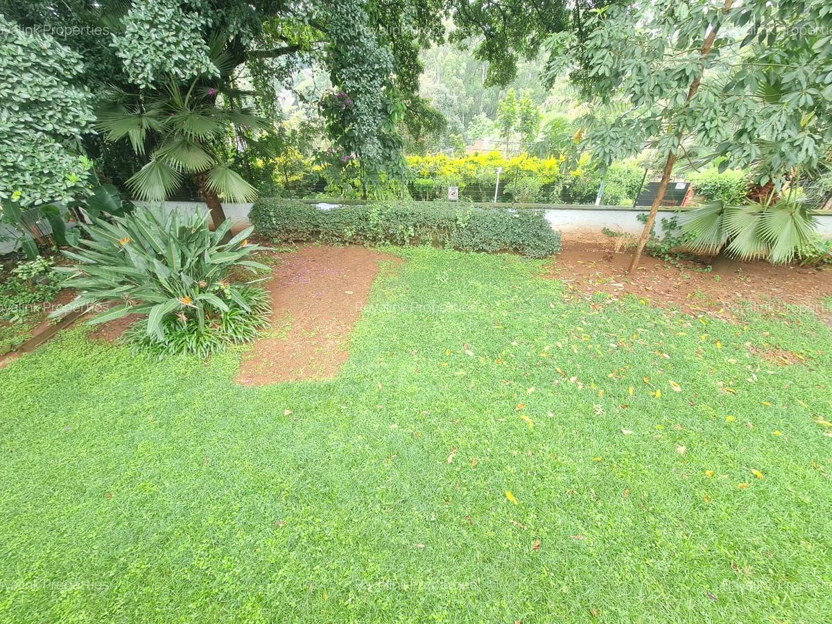 4 Bed House with En Suite at Hillview - 2
