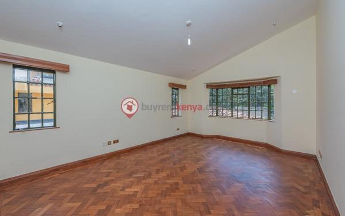 4 Bed House with En Suite at Lavington - 17