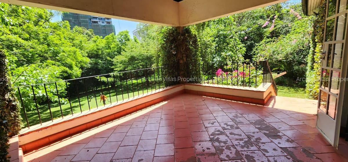 4 Bed House with En Suite in Lavington - 1