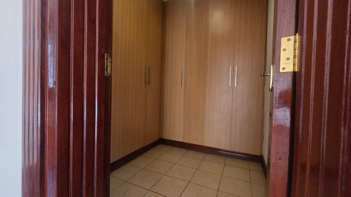 4 Bed House with En Suite in Lavington - 13