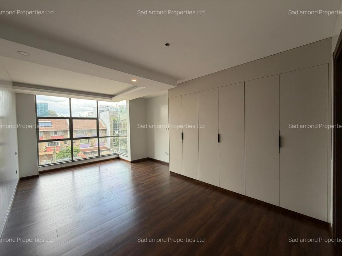 3 Bed Apartment with En Suite in Brookside - 8