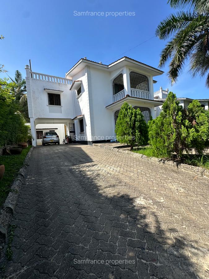 4 Bed Townhouse with En Suite at Links Road - 1