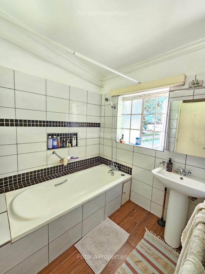 3 Bed House with En Suite in Lavington - 14